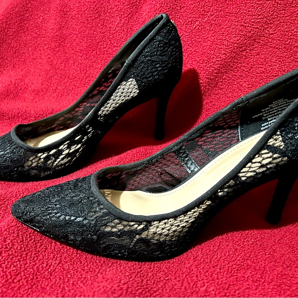 New - Size 6. Paris Lace Heels New